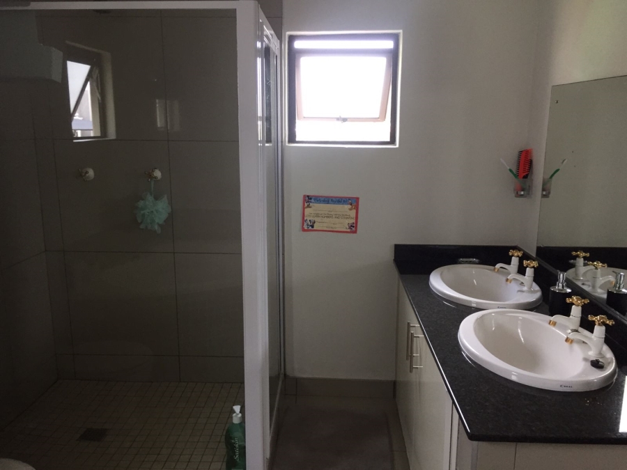 To Let 4 Bedroom Property for Rent in Beacon Bay Eastern Cape